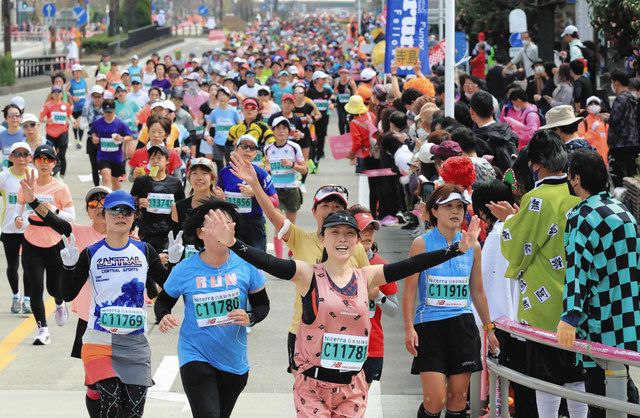 思い胸に、また駆けだす 名古屋ウィメンズマラソン：中日新聞Web