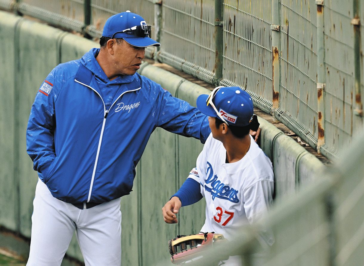 新庄監督の提言”からわずか1日…中日キャンプ地・北谷のフェンス ラバー