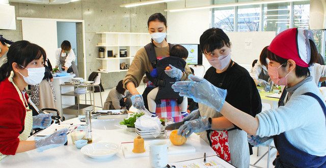 離乳食・幼児食のレシピ作りに取り組む栄養士の峯尾恵奈さん(右)とモニターの女性たち=いずれも「学びの杜ののいちカレード」で