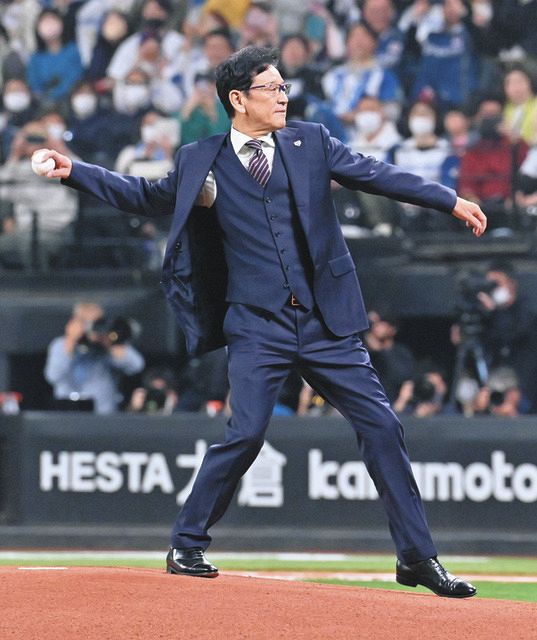 WBC優勝監督 栗山英樹さん“ヒルマン采配”でサプライズ始球式