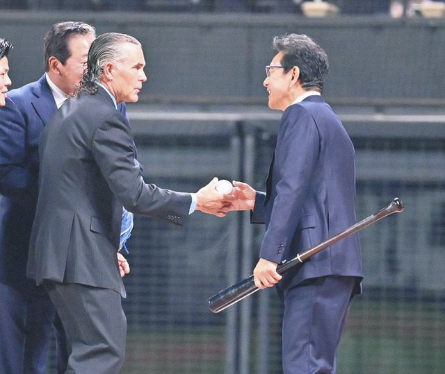 WBC優勝監督 栗山英樹さん“ヒルマン采配”でサプライズ始球式