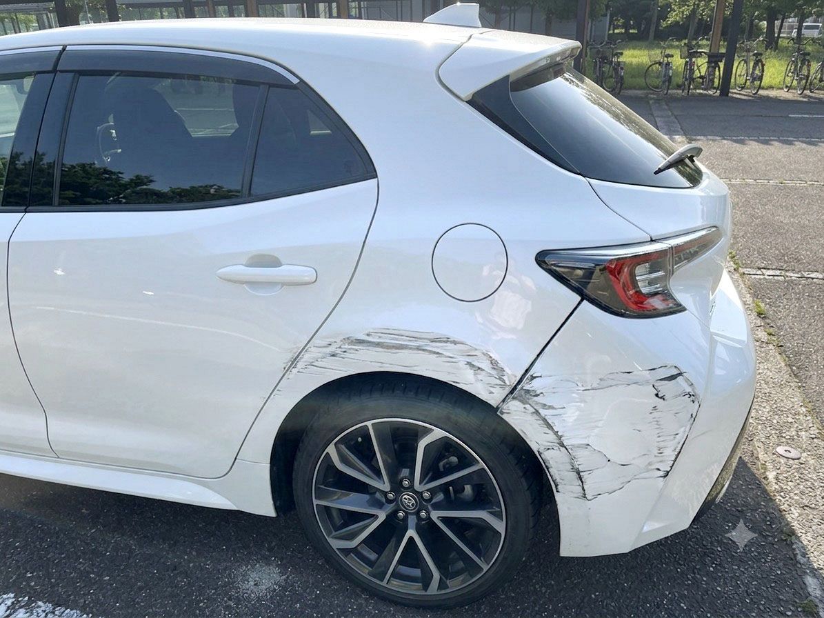 　生成ＡＩを使い、車に傷がついたように加工された偽造写真（三井住友海上火災保険提供）