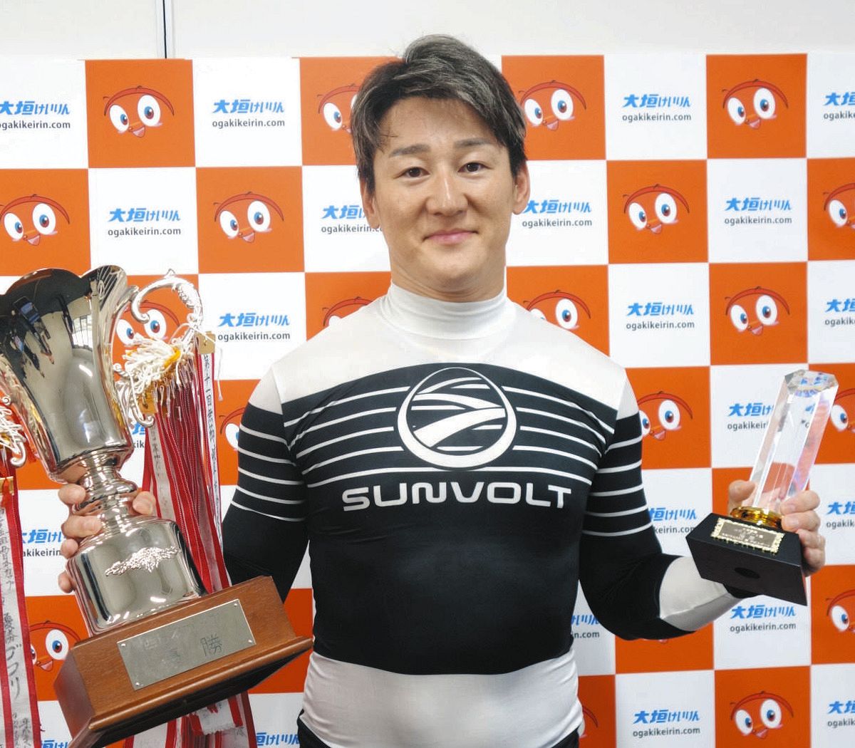 久しぶりに優勝を飾って笑顔の山田久徳