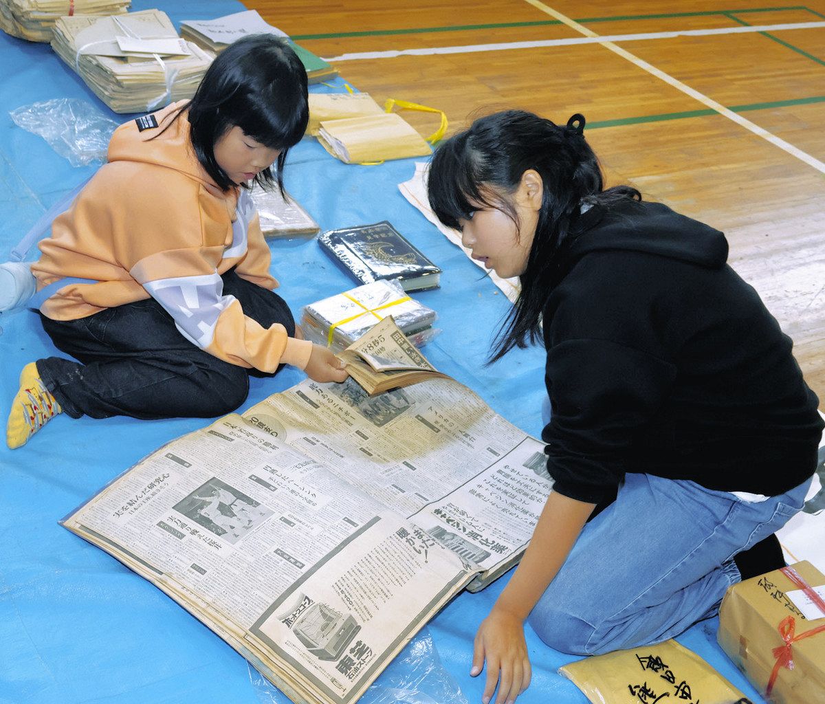 50年たった！思い出の品々 飯田・上久堅小で卒業生らタイムカプセル