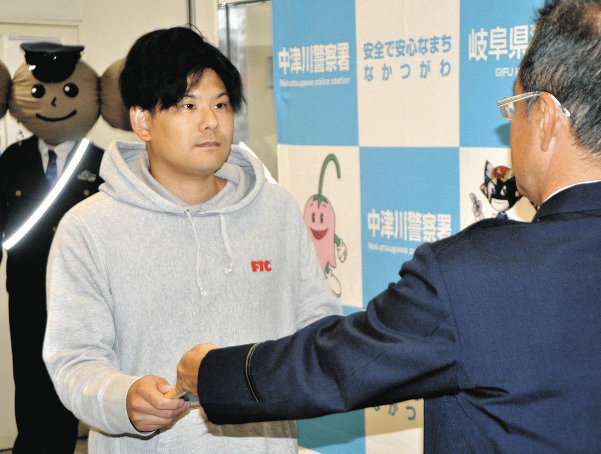 感謝状を受け取る梅本さん（左）＝中津川署で

