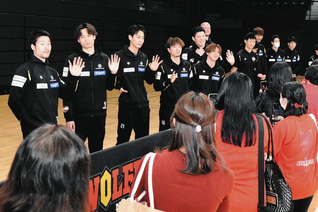 Vリーグ・ウルフドッグス選手らが稲沢でファンに優勝報告：中日新聞Web