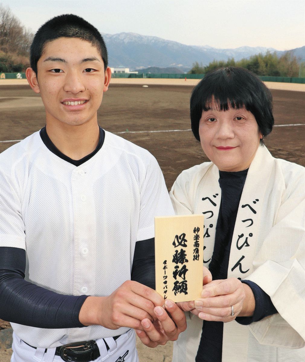 選抜高校野球 「必勝祈願」 木札 敦賀気比に寄贈 神楽町1丁目商店街