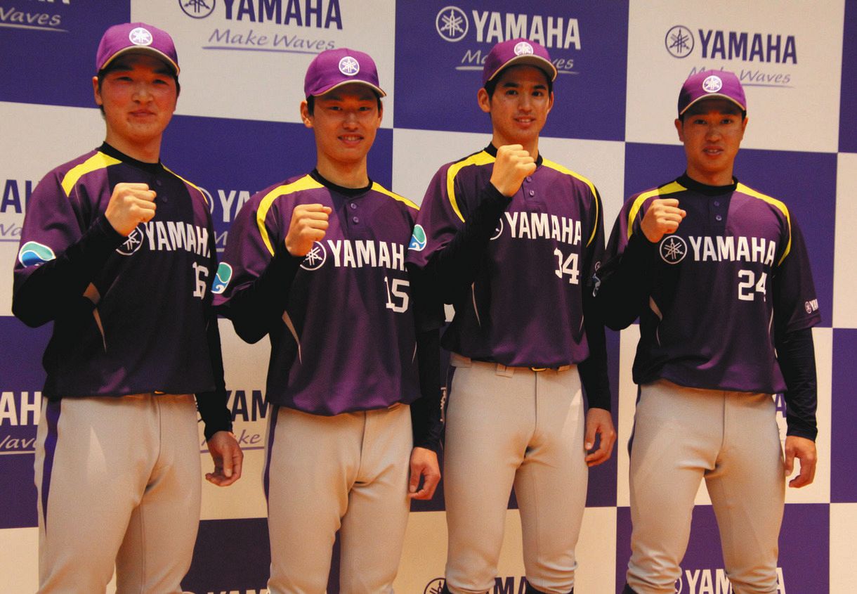 会見に臨んだヤマハの沢山優介投手（右から２番目）ら新加入選手たち