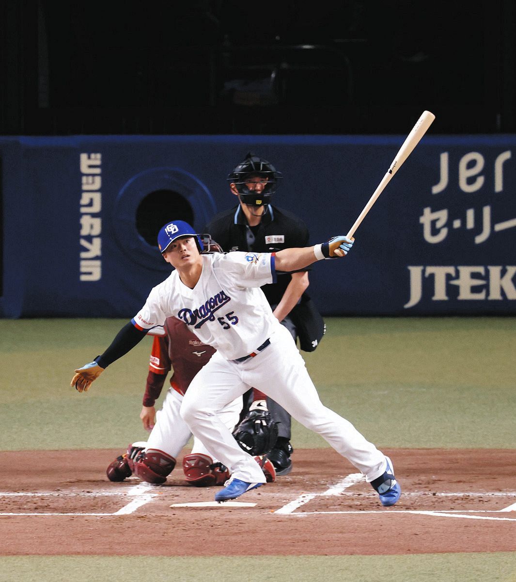 中日・細川成也、2試合連発の先制3ラン！ 泳ぎながらも左翼ホームラン
