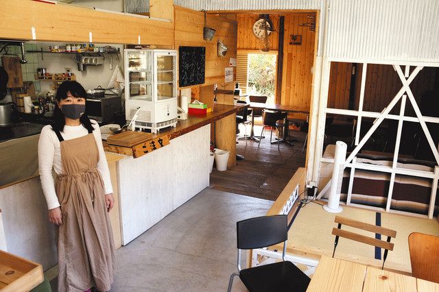 木材で多くを手造りした温かい雰囲気の店内＝浜松市天竜区水窪町で 