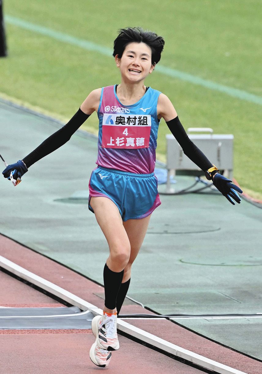 2位でゴールし、明るい表情を見せる上杉真穂