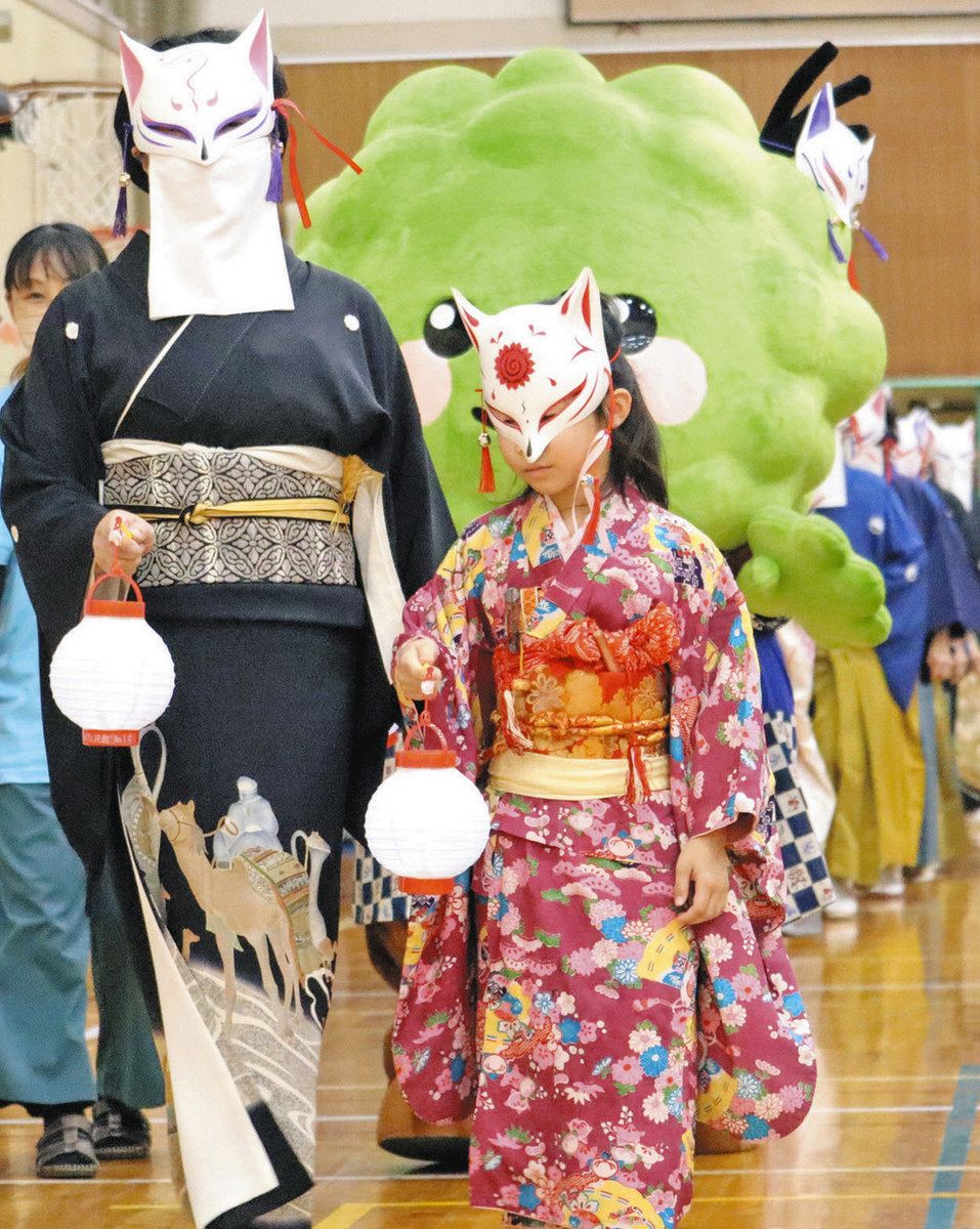 きつねの嫁入り華やか 昔ながらの行列再現：日刊県民福井Web