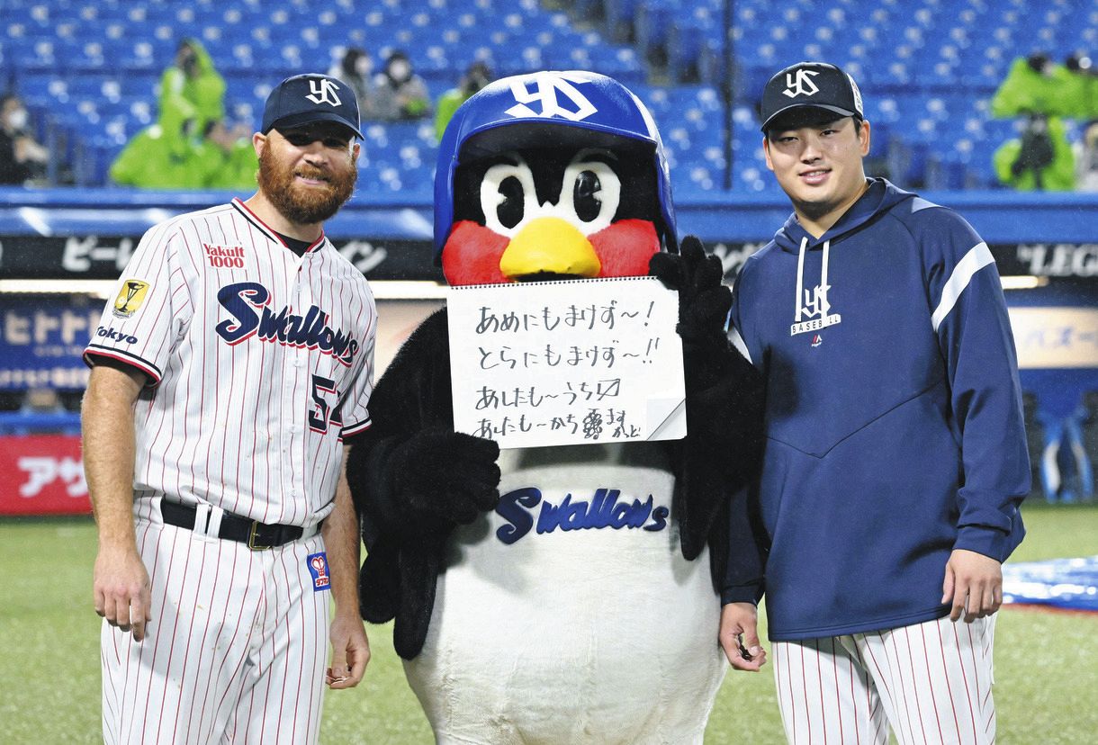 写真】メッセージボードを持ったつば九郎と笑顔で写真におさまる村上：中日スポーツ・東京中日スポーツ