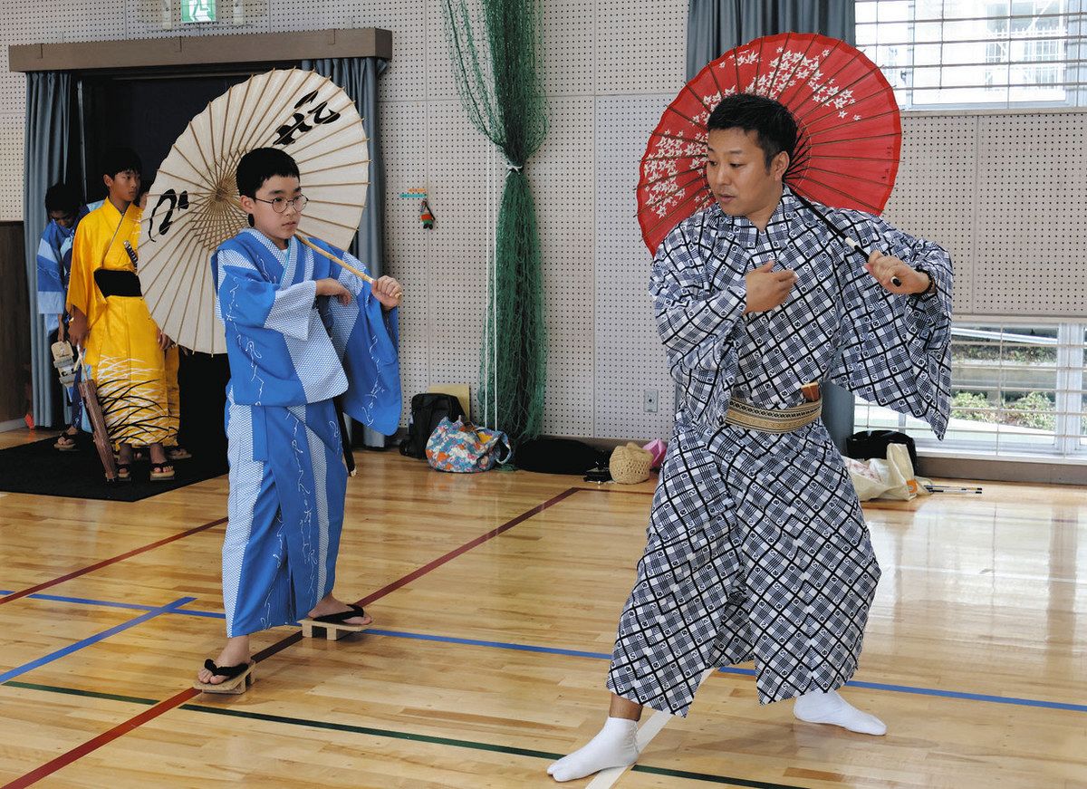 実演しながら指導する中村さん（右）＝恵那市三郷小で
