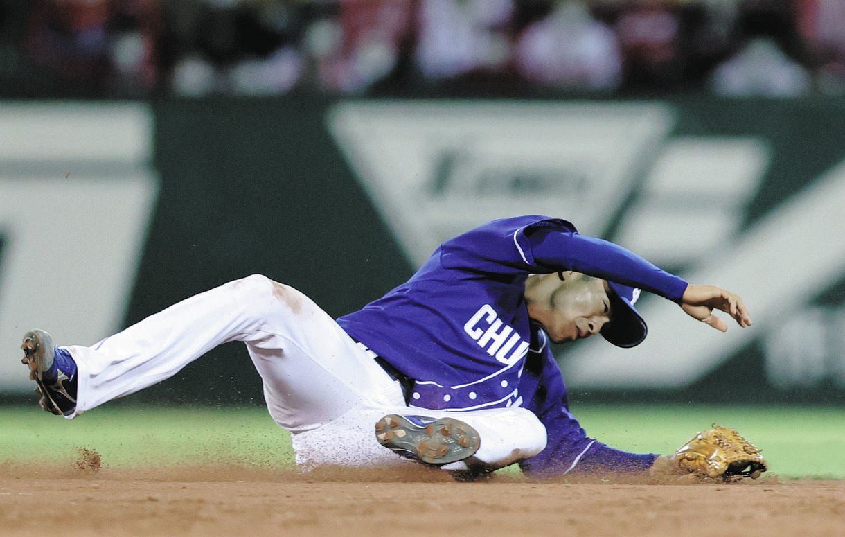 中日】土田龍空がスライディングキャッチで同点を阻止 立浪監督も
