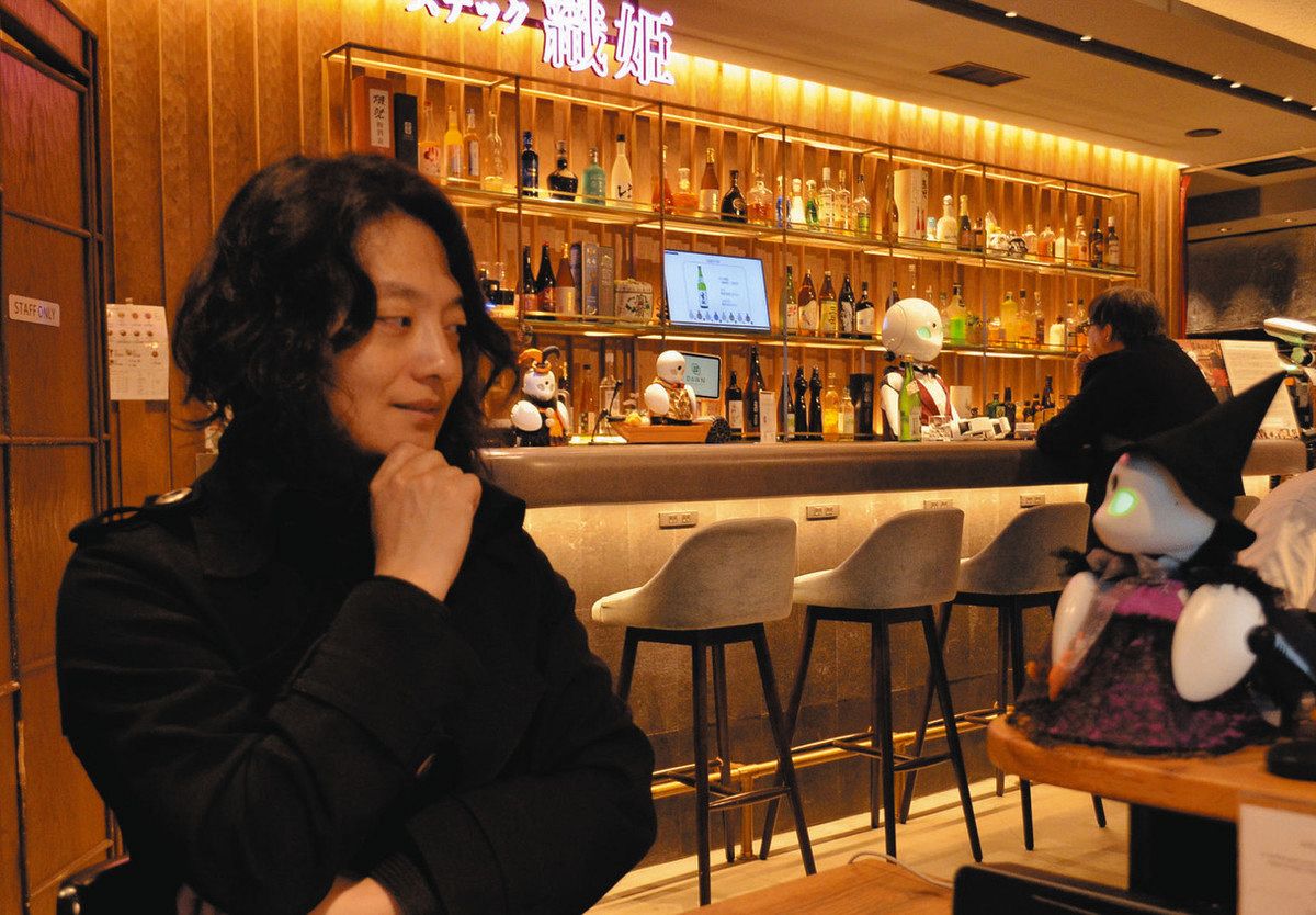 OriHimeと会話する吉藤所長（左）＝東京・日本橋で
