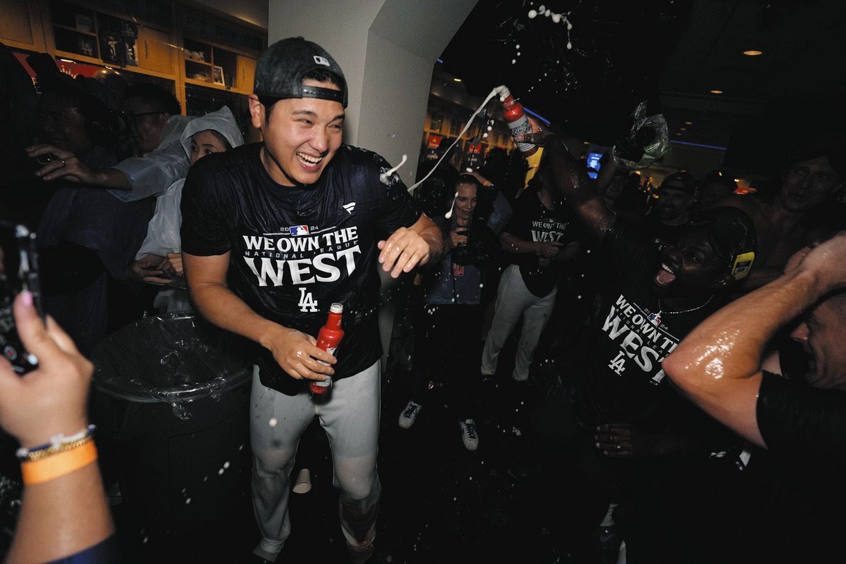 大谷翔平、初のシャンパンファイト「（目は）ちょっと痛いですけどね