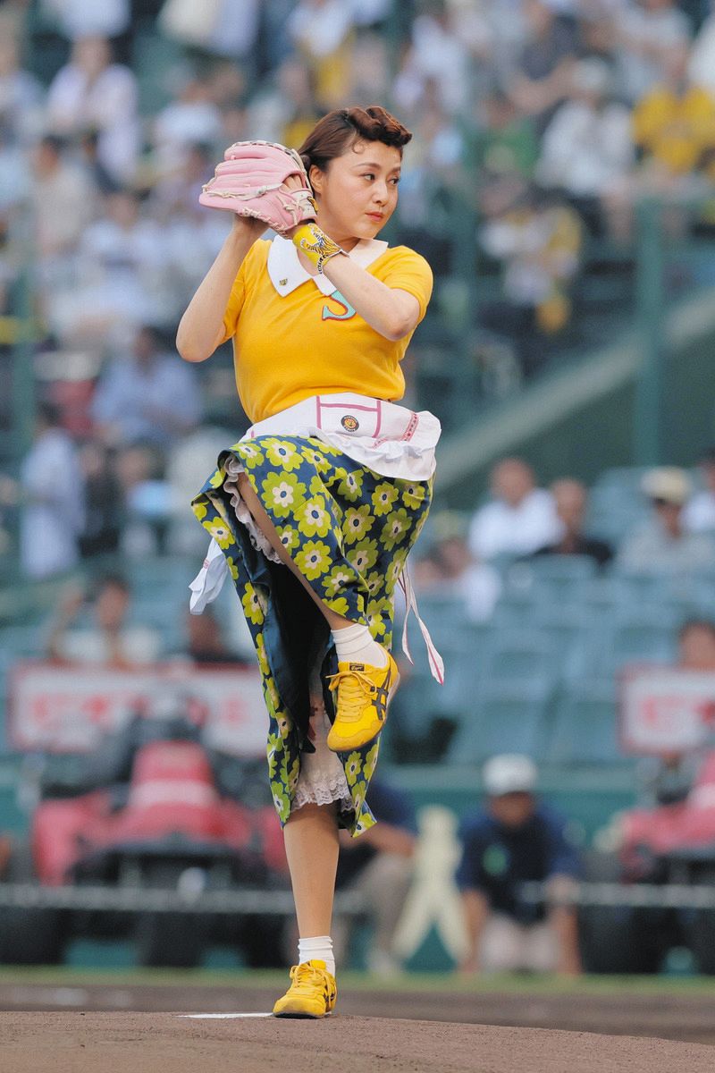 藤原紀香、サザエさん姿で甲子園の始球式 センバツ大会で