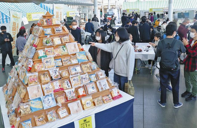 県内事業者の厚揚げがずらりと並んだ「あげピラミッド」＝福井市のハピテラスで