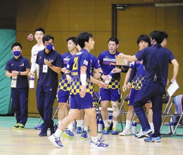 マスク姿で選手に指示を出す豊田合成・田中監督（左から3人目）