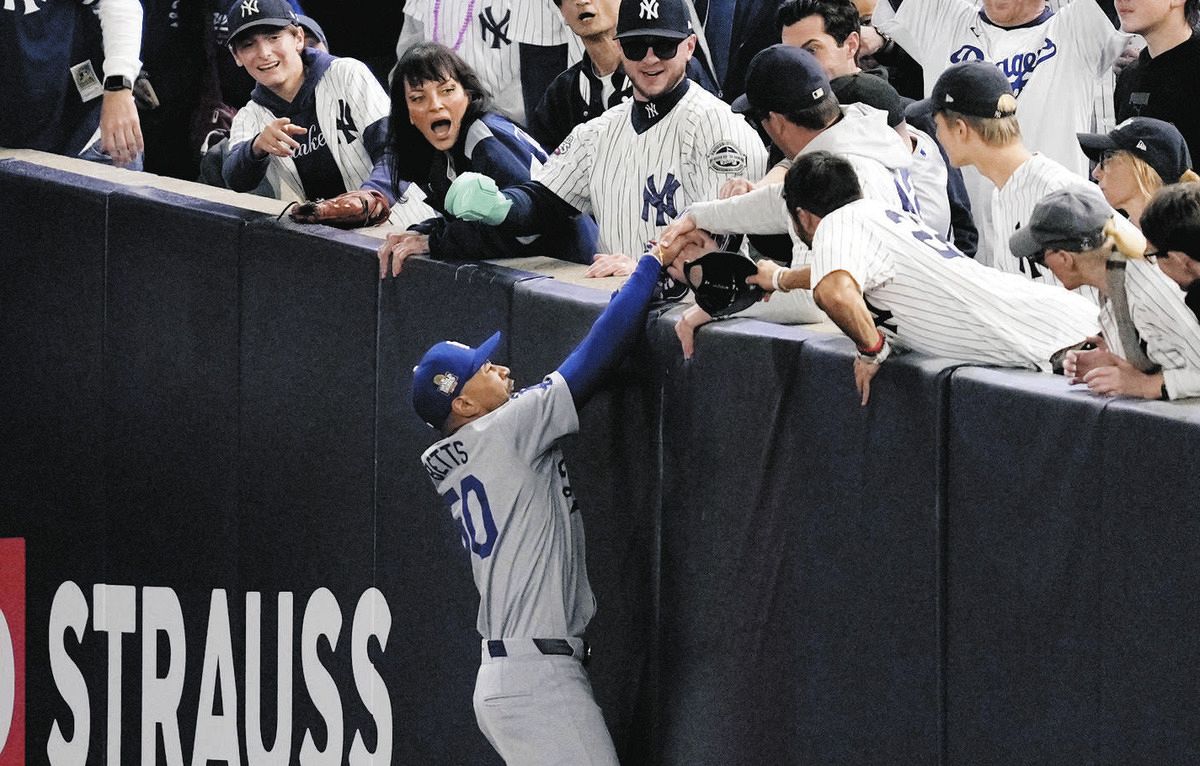 ヤンキースファン、前代未聞の暴挙…初回、フェンス際の右邪飛