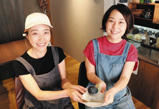竹炭のバニラジェラートを開発した前畑さん（左）と小森さん＝岐阜市竜田町で