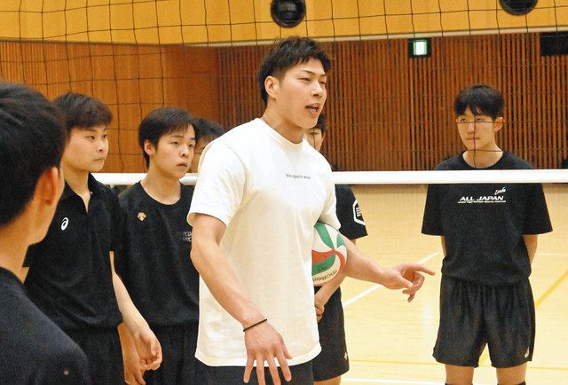 バレー清水選手 後輩に世界の技 工大福井高で練習指導：日刊県民福井Web