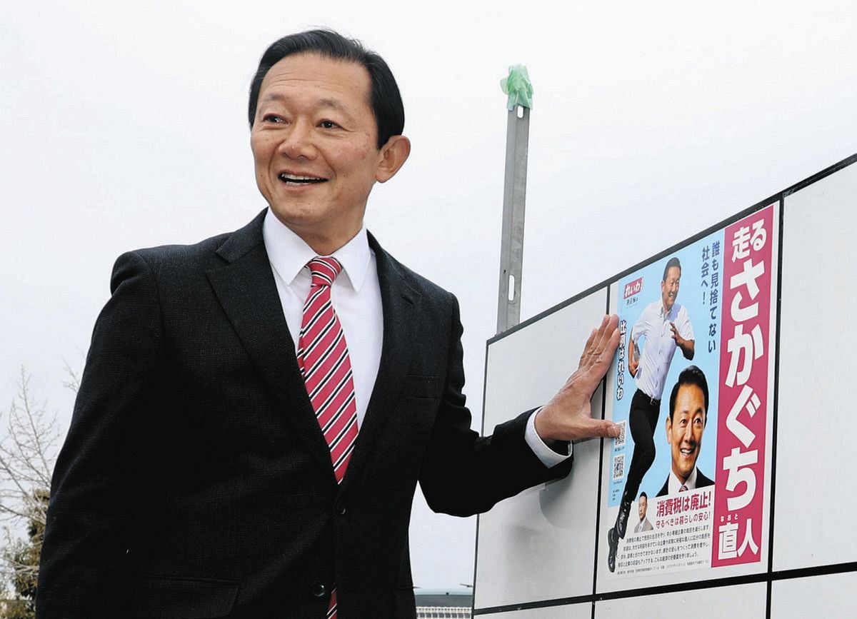 自らポスターを貼る阪口さん＝各務原市で