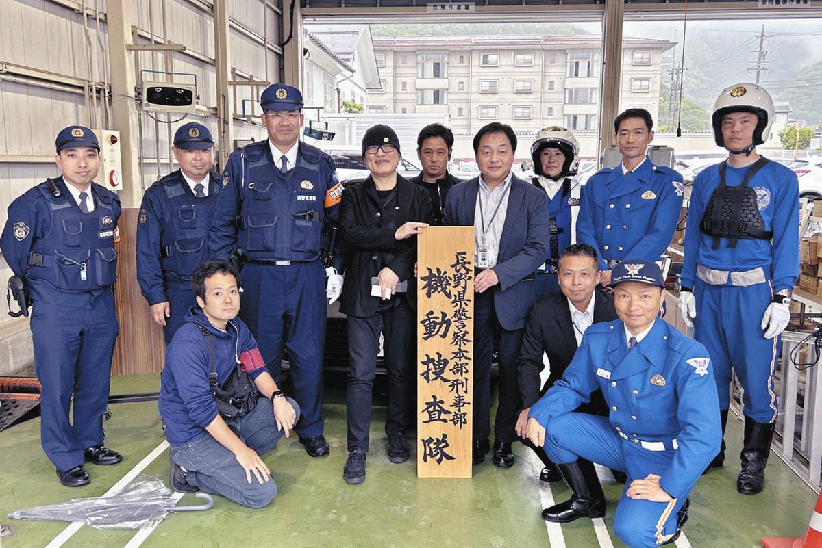 名探偵コナン」作者青山剛昌さんが長野県警取材 サイン色紙を6月3～14