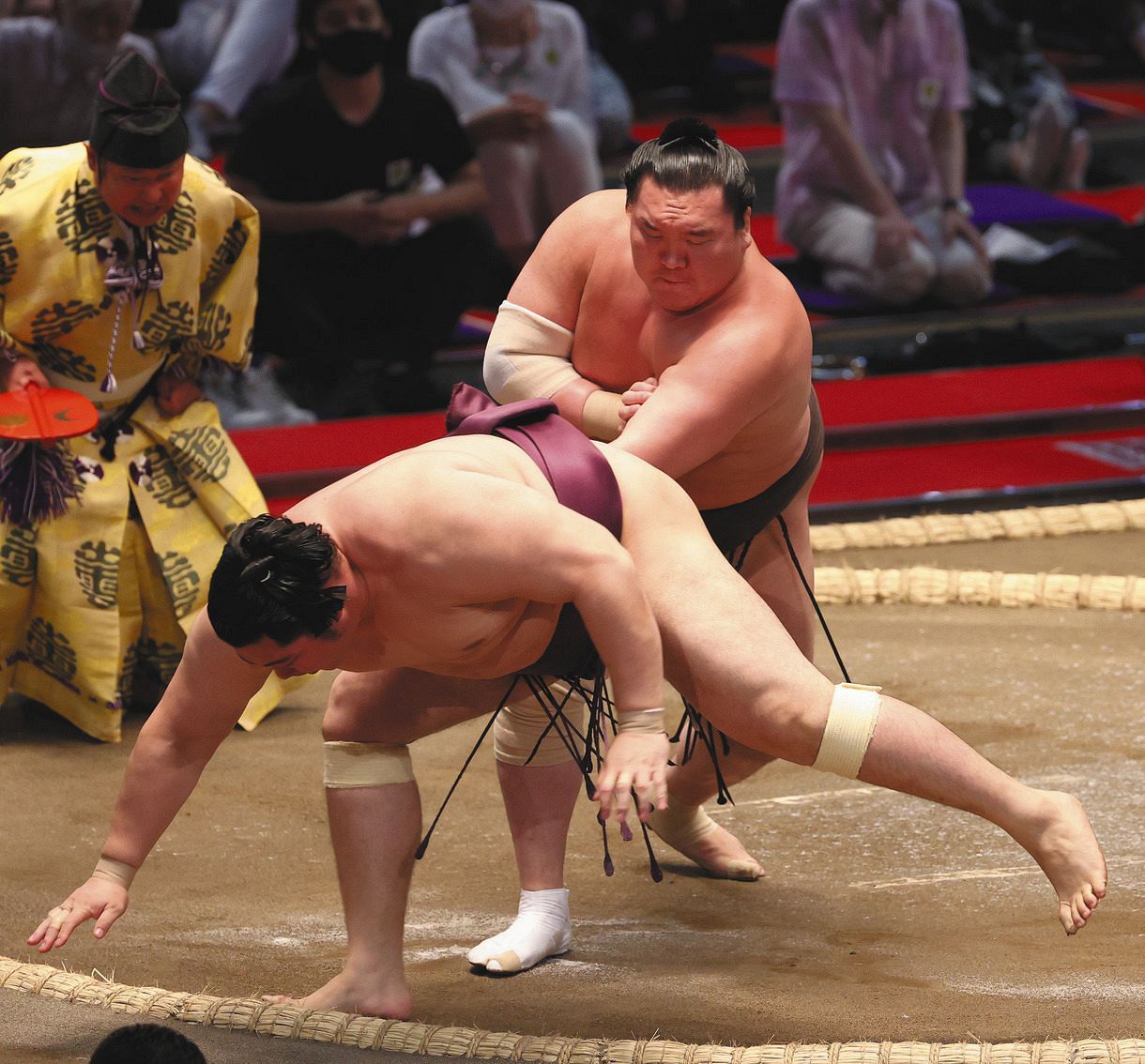 白鵬さすがのうまさで遠藤退け連勝 白星が一番の薬 気持ちもノッてきた 大相撲 中日スポーツ 東京中日スポーツ