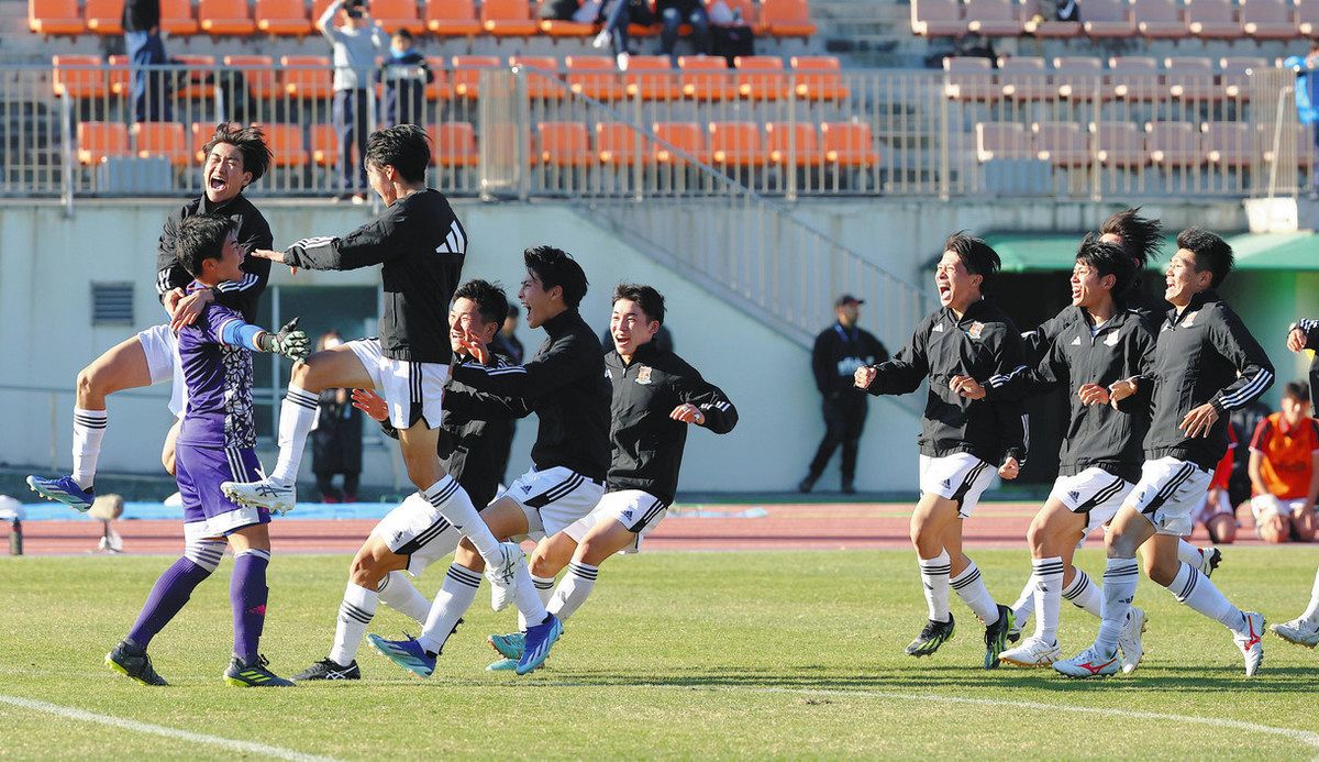 初出場の名古屋がU－17代表・高岡伶颯を取り囲む 勝利へ唯一の道筋を