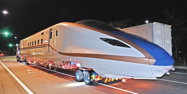新車両 夜更けの“疾走”　金沢港→白山　陸送