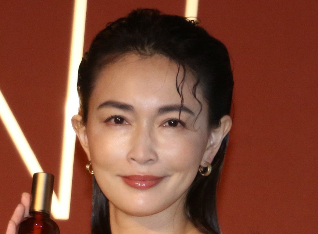 娘さんと息子さんが羨ましい」長谷川京子、腕組み親子2ショットに