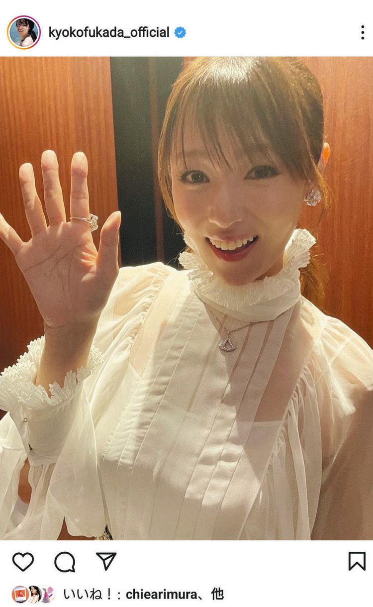 写真】手のひらも尊い！深田恭子の笑顔ショット：中日スポーツ・東京中