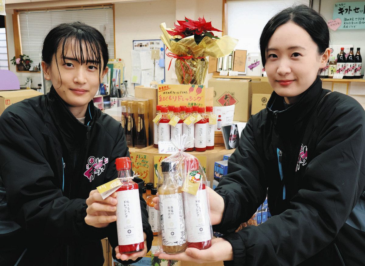 ドレッシングをPRする川向伶実さん（左）と志季さん＝伊賀市島ケ原の福岡醤油店で