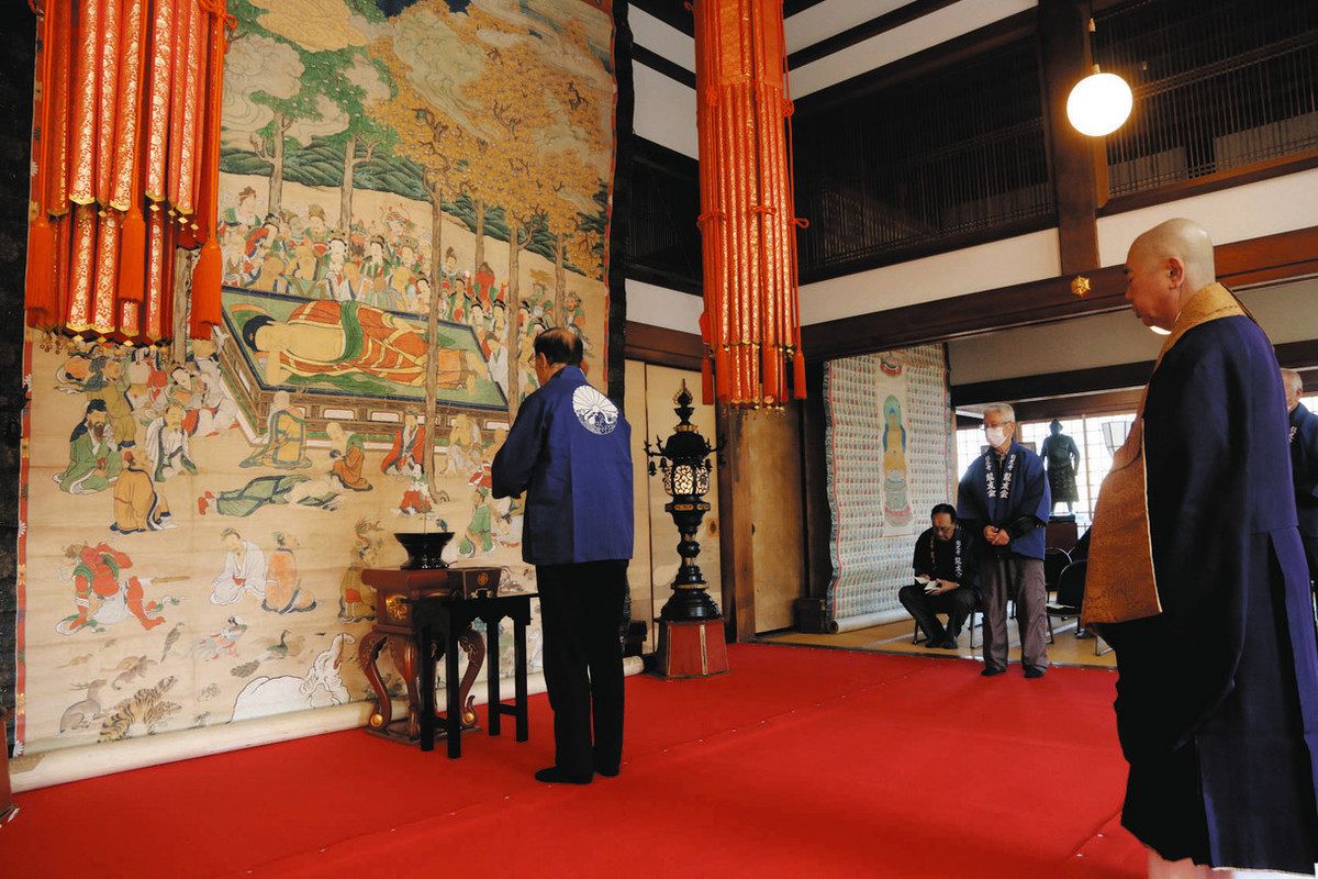 本堂で巨大涅槃図をご開帳 鈴鹿の龍光寺で寝釈迦まつり：中日新聞Web
