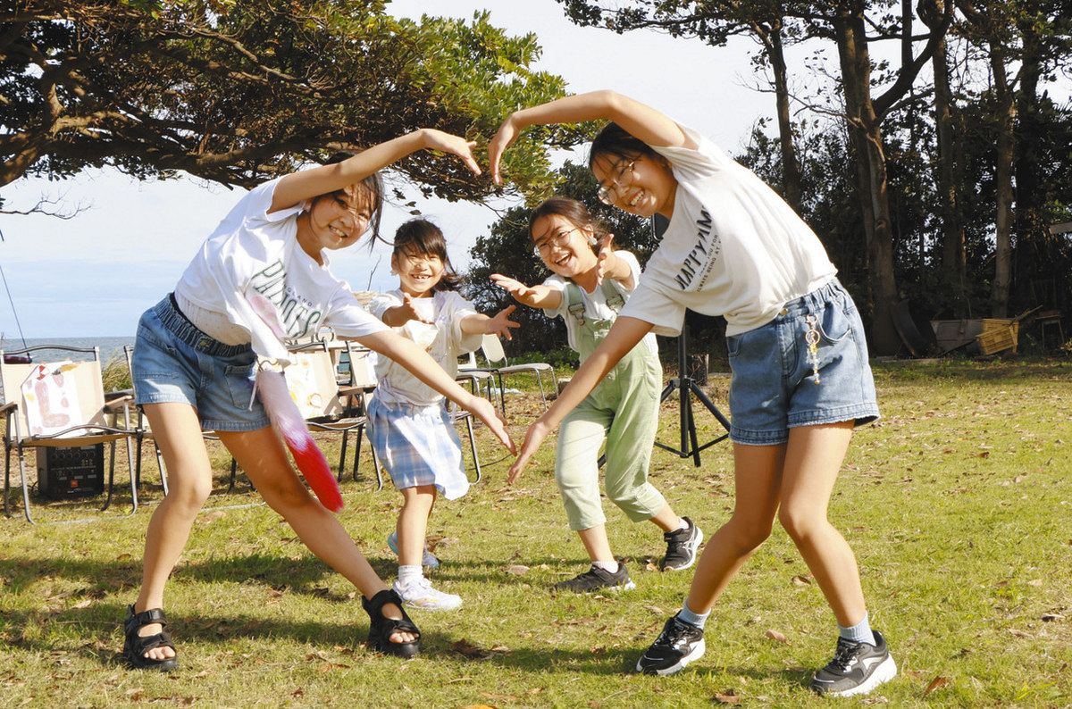 かわいらしいダンスを披露するLASK＝石川県珠洲市三崎町高波で