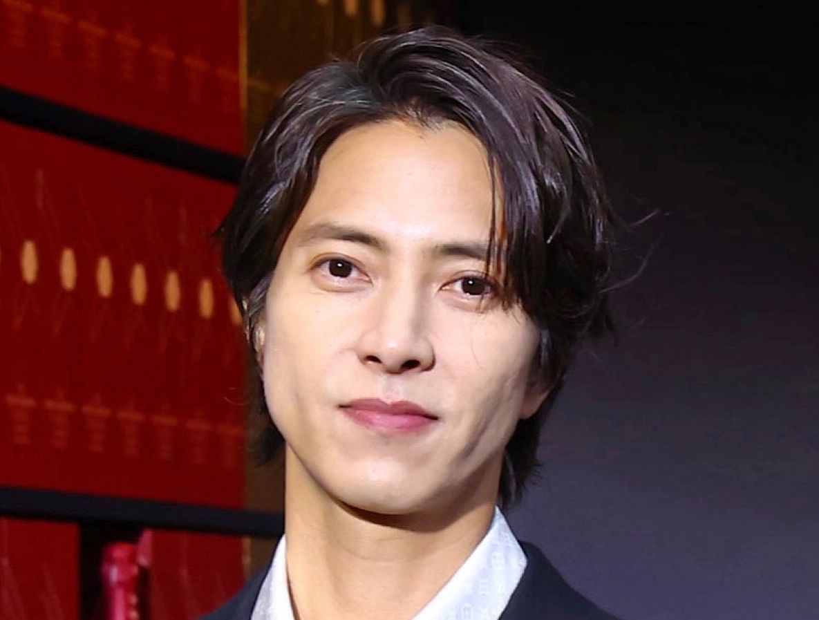 パンになりたい」山下智久、正装からパンをくわえる姿まで振り幅すぎる