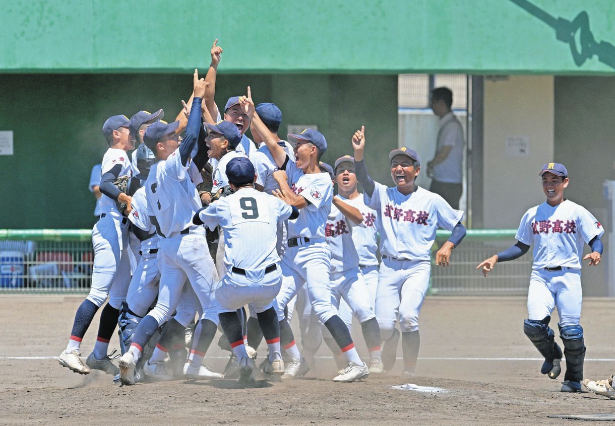 鈴鹿を破って三重県大会で優勝し、歓喜の菰野ナイン＝29日、四日市市営霞ケ浦球場で