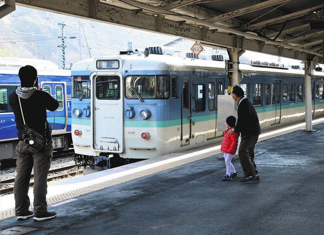 新長野色 思い出をありがとう しなの鉄道 ラストランにファン涙 中日新聞web