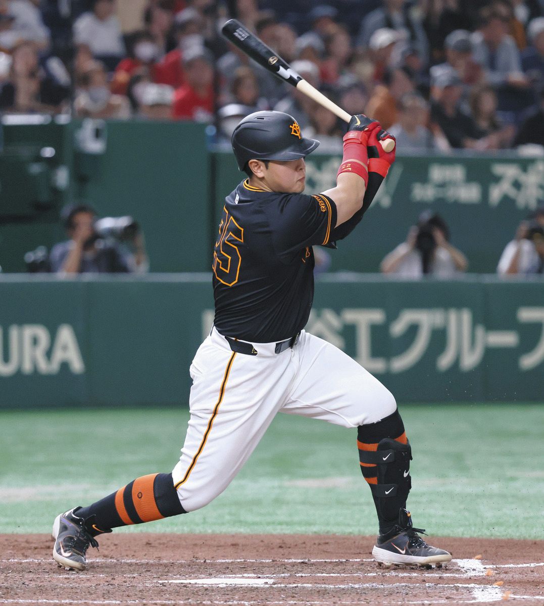 巨人、8回に岡本和真のショート内野安打で同点 岡本は6回にも東京D天井