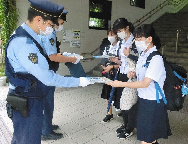 移動交番車を出動 非行防止呼び掛け 通学生に砺波署 北陸中日新聞web