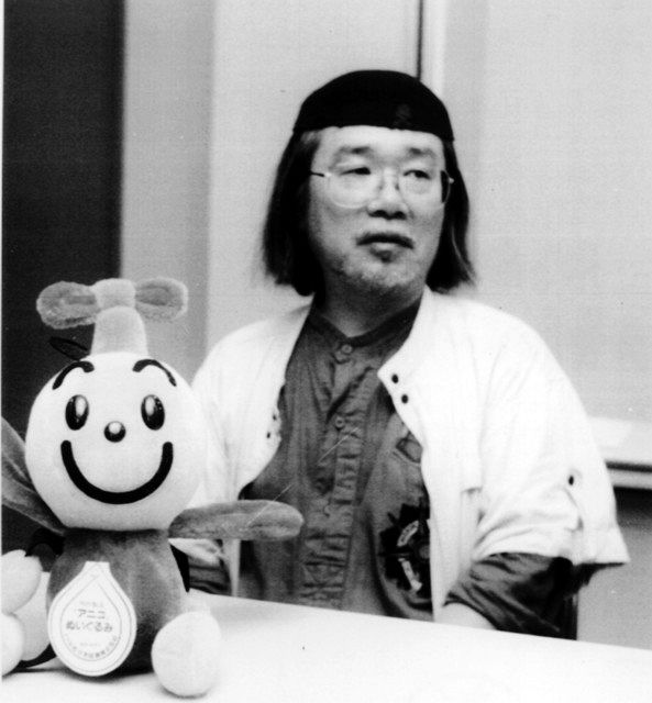 航空宇宙博物館の名誉館長に就任し、開館当初のキャラクター「プルル」とともに写真に納まる松本さん＝１９９５年撮影
