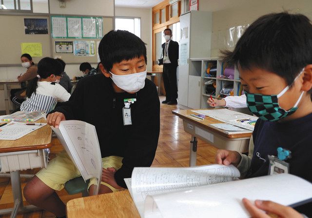 仲間と成績表見せ合う 浜松市立小学校９６校で修了式 中日新聞しずおかweb