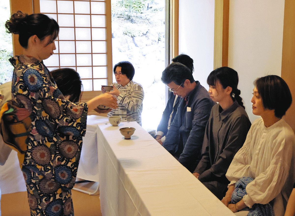 お茶を味わう参加者ら＝多治見市虎渓山町の虎渓山永保寺で
