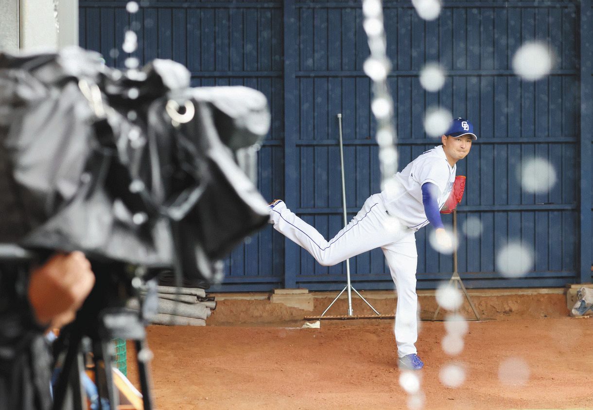 中日キャンプ 本紙カメラマンが選ぶベストショット 銅 は田島の雨を 切り裂く 直球 中日スポーツ 東京中日スポーツ