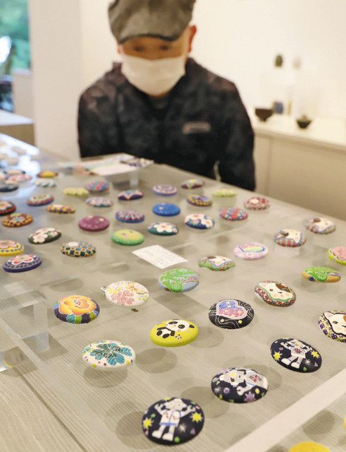 さまざまな柄のボタンが並ぶ会場＝金沢市広坂の金沢・クラフト広坂で 