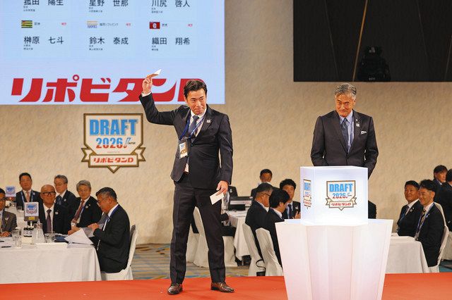 近大・宮原廉投手の交渉権を獲得した荒木球団本部長補佐（左）