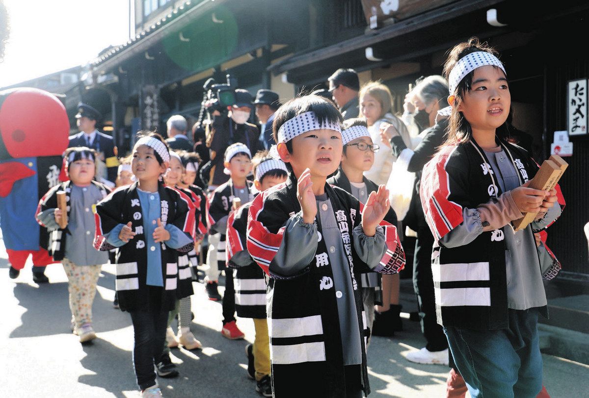 拍子木鳴らし「火の用心！」 高山の園児、火災予防啓発パレード：中日
