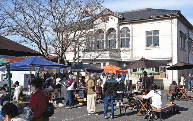 愛好家らが出品「一箱古本市」 9日、木之本・江北図書館で：中日新聞Web